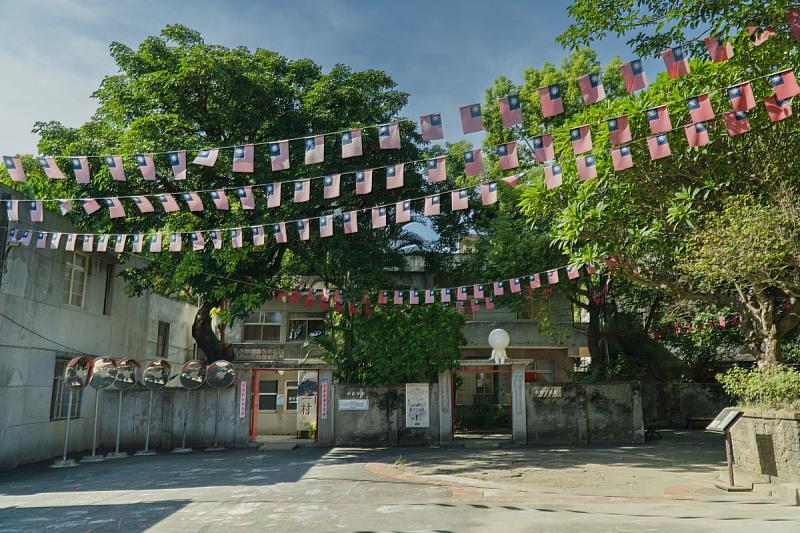 國旗飄揚的眷村風景，滿滿復古懷舊感，是全家團聚、週末踏青的好去處。（地點：空軍三重一村）