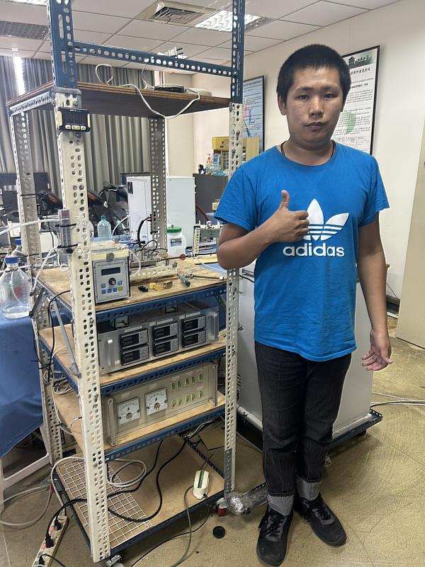 林奕程於實驗室進行實作。
