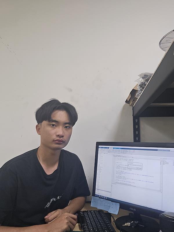機械所邱義宸展示訊號分析程式。