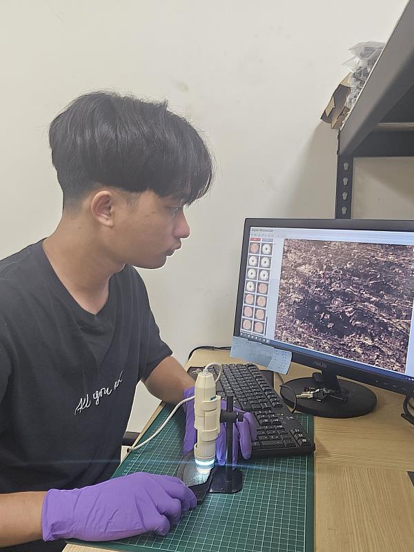 邱義宸觀察來令片微觀結構。