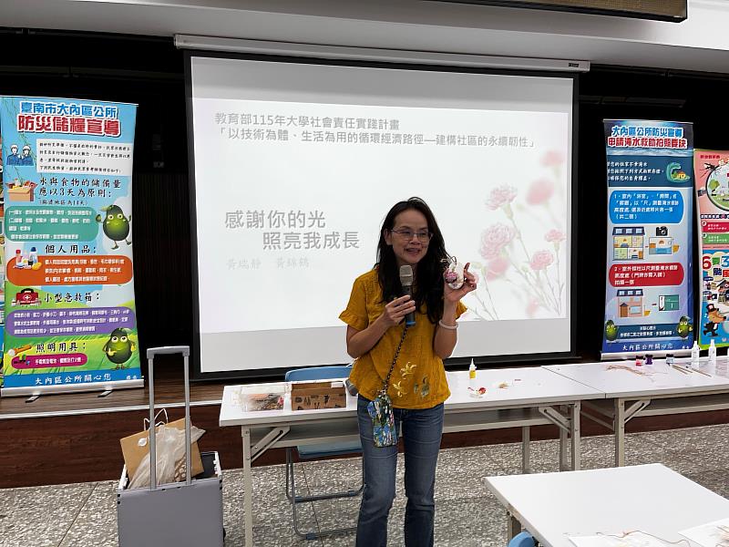 計畫協同主持人黃瑞靜副教授說明蚵殼灰泥應用與淨零生活理念。