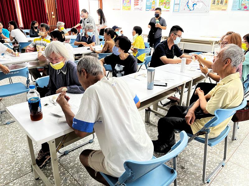 居民專心投入環保花器製作，從實作中理解資源再利用。