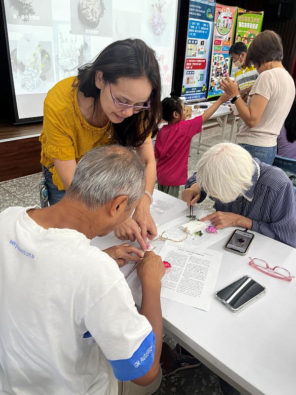 計畫協同主持人黃瑞靜副教授陪伴居民完成創作，將感恩透過手作細緻呈現。