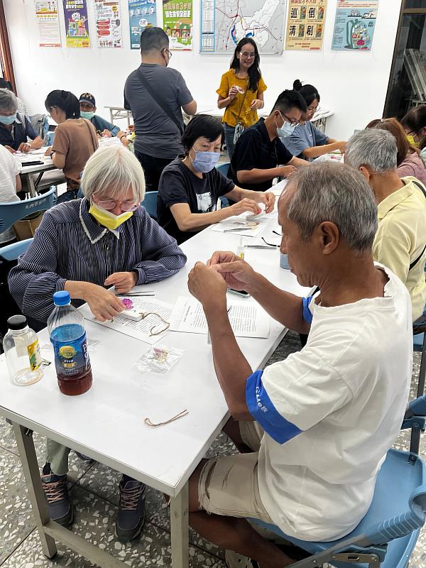 參與者完成擴香石作品，透過實作將感恩心意轉化為日常可延續之低碳生活行動。