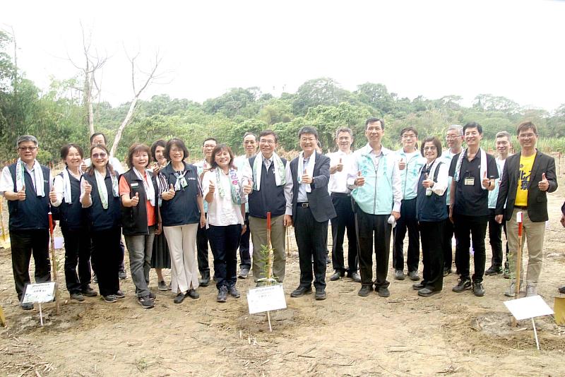 「綠意郵遞ing－蜜源棲地共築行動」揭牌植樹典禮大合照。