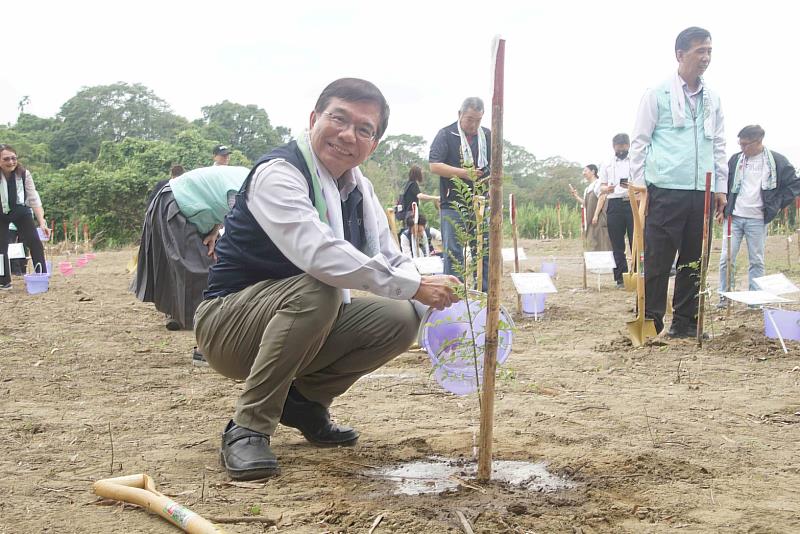 中華郵政公司董事長王國材代表手植樹苗。