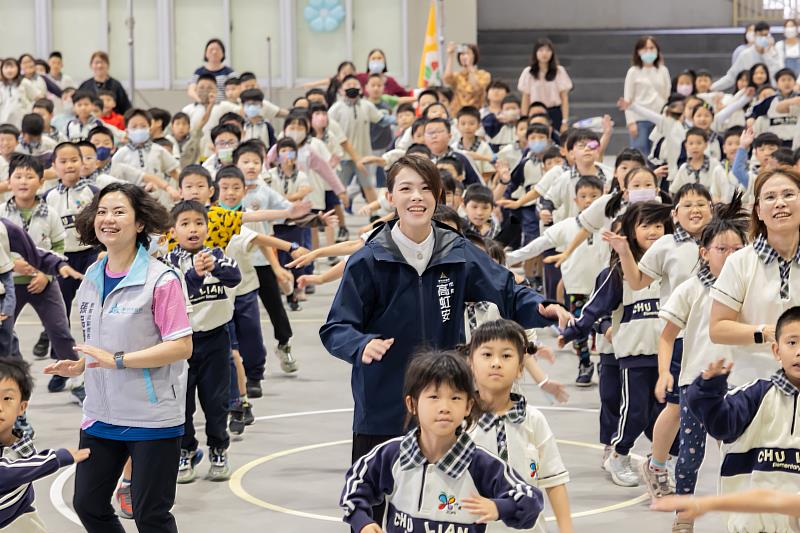 市長高虹安與師生們一同跳健康操，現場氣氛熱絡，充滿觀樂氣氛。