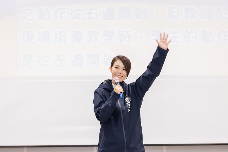 市長高虹安致詞，提醒學童們要記得定期使用「壯壯卡」領取鮮奶或豆漿。
