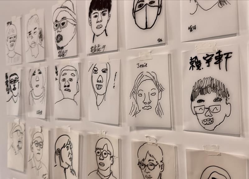 人物速寫作品展示：學童透過繪圖暗箱與人物速寫體驗，觀察影像、輪廓與五官特徵，完成充滿童趣與個人風格的人像創作，展現藝術觀察與表達能力。
