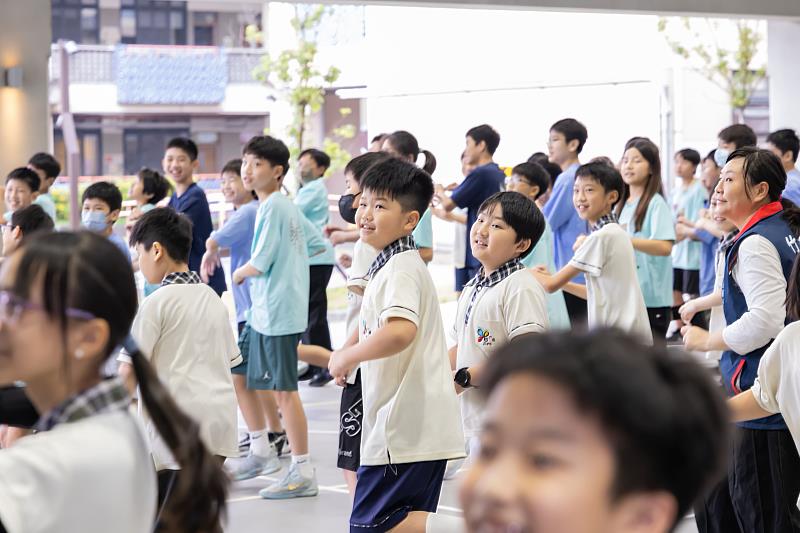市長高虹安與師生們一同跳健康操，現場氣氛熱絡，充滿觀樂氣氛。