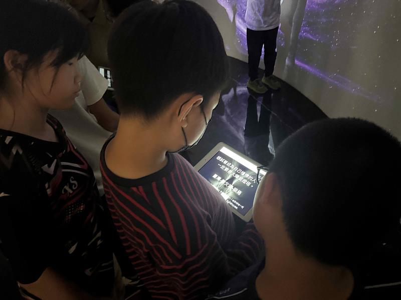 《光在萬物》特展「光之救贖展區」，上傳「宇宙回覆的智慧之語」至FB 或IG，完成個人與宇宙對話的儀式。（圖由世界宗教博物館提供）