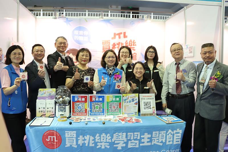 勞動力發展署桃竹苗分署分署長賴家仁（左3）與貴賓及賈桃樂團隊合影。