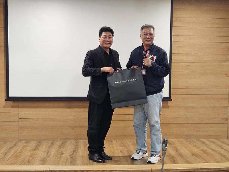 蕭煥文副總經理回贈紀念品予消防局張易鴻主任秘書。