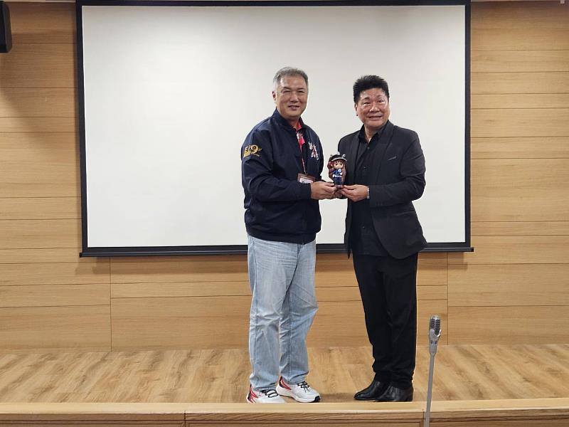 消防局張易鴻主任秘書致贈紀念品予群光電子蕭煥文副總經理。