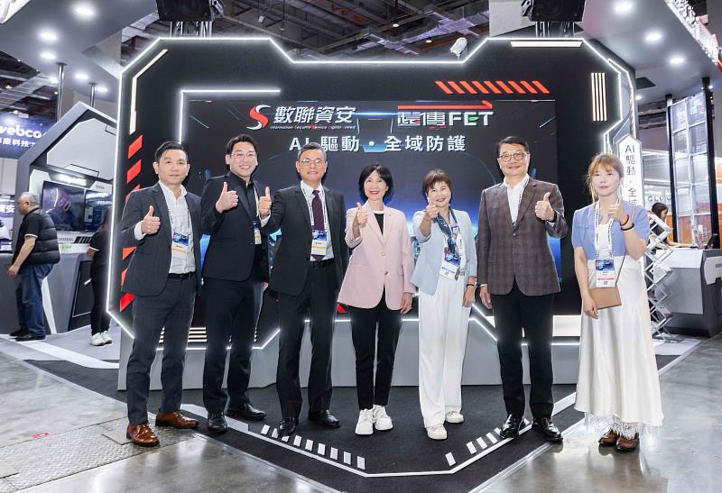 數聯資安總經理李明憲（左3）率領數聯團隊與遠傳總經理井琪（中）合影。