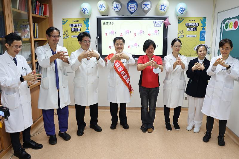林欣榮院長（左4）、疾病管制科科長陳志櫻（右4）等人帶領現場同仁示範洗手7字訣「內、外、夾、弓、大、立、腕」。