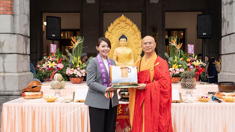 佛光山副住持慧昭法師致贈結緣品予市長高虹安。