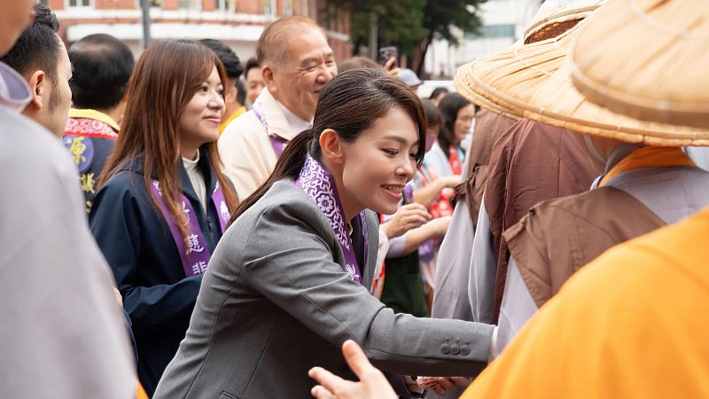 市長高虹安參與托缽供養，與僧團結緣互動。