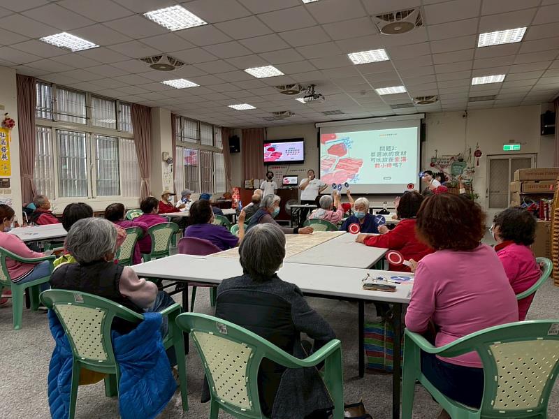 元培食科系USR團隊走進新竹縣員山社區推廣食安教育。