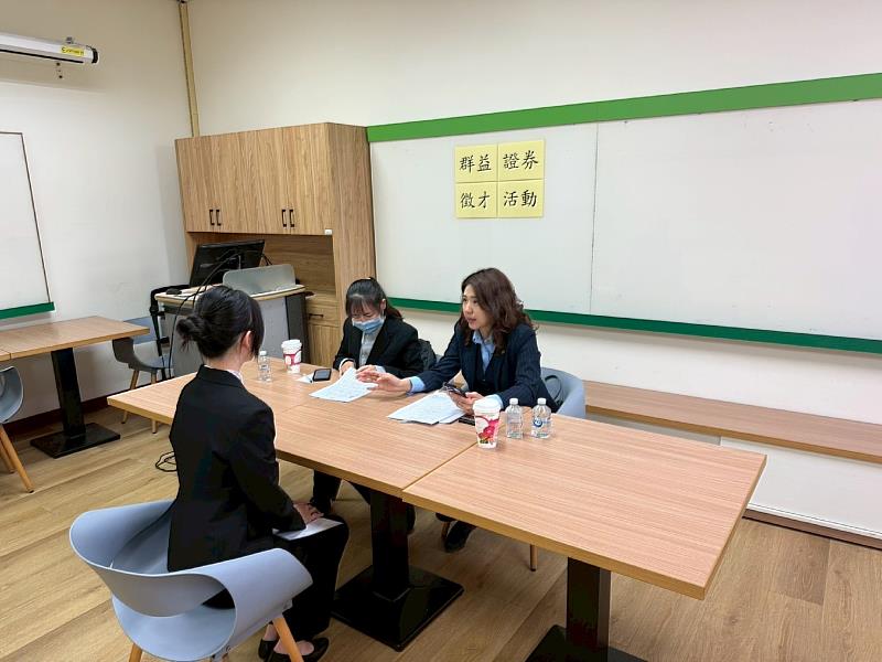 南華大學財金系鏈結金融產業，舉辦「學用接軌實習說明會暨面試」活動，學生積極參與面試，爭取實習機會。