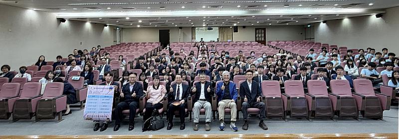 南華大學財金系鏈結金融產業，舉辦「學用接軌實習說明會暨面試」活動，實習媒合助學子接軌職場，現場大合照。