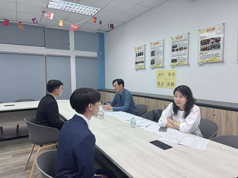 南華大學財金系鏈結金融產業，舉辦「學用接軌實習說明會暨面試」活動，學生積極參與面試，爭取實習機會。