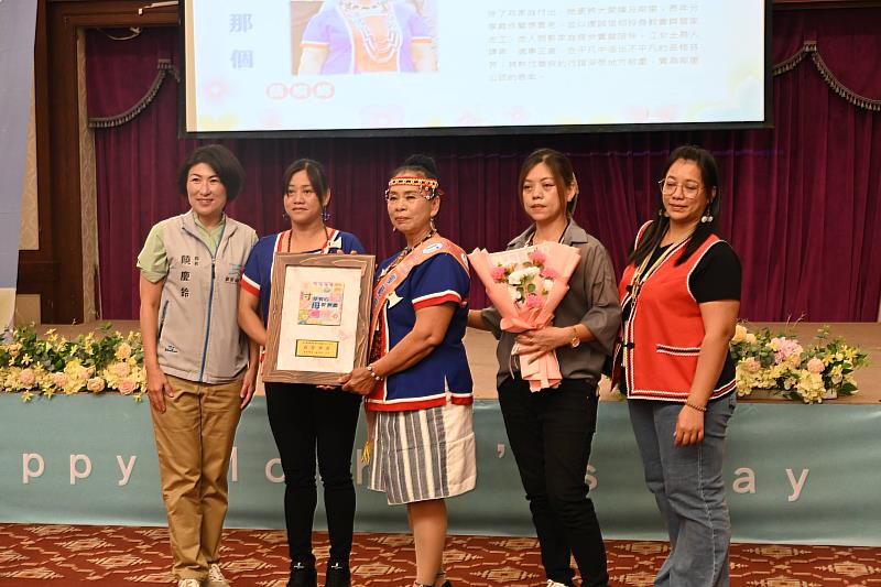 饒慶鈴表揚36位模範母親，傳遞溫暖力量。
