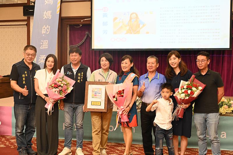 饒慶鈴表揚36位模範母親,傳遞溫暖力量。