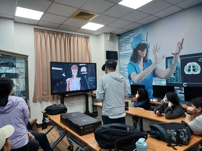 學生透過VR虛擬實境學習人體解剖，體驗亞大「未來護理中心」智慧教學。