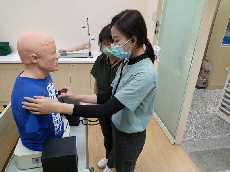利用高仿真人體模型進行臨床模擬訓練，強化實務聽診與評估能力。