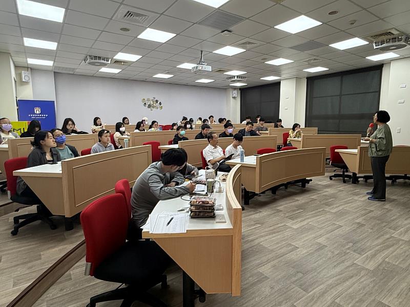 學生踴躍參與說明會，了解證照與國考輔導資源。