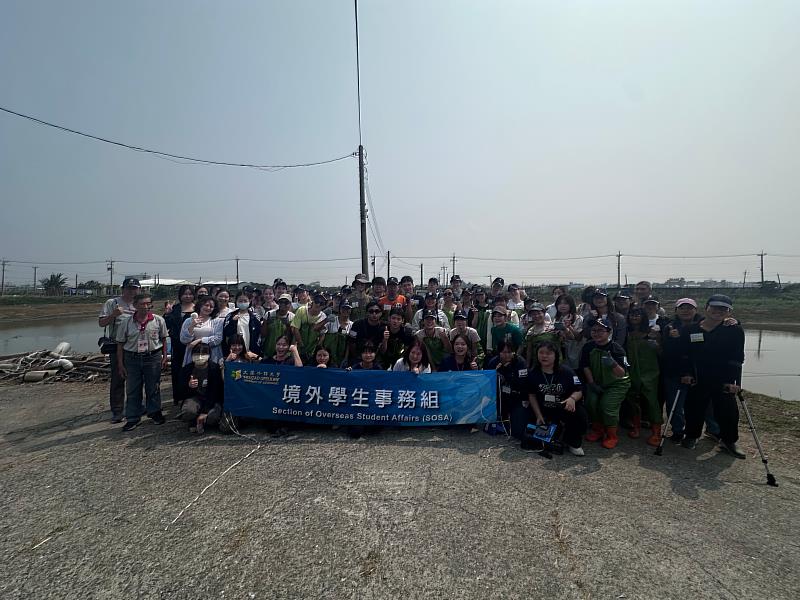 文藻師生抵達彌陀文淵漁場後，獲天文宮人員與漁場主人熱情迎接，並於現場合影留念，為交流活動揭開序幕。