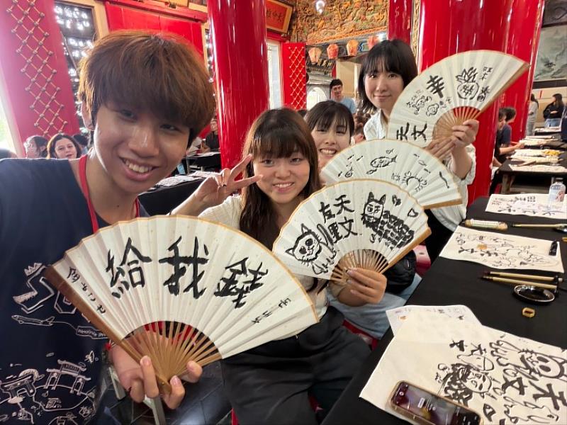 天文宮規劃書法揮毫體驗，文藻境外生提筆揮灑墨香，創作專屬於自己的書法竹扇。