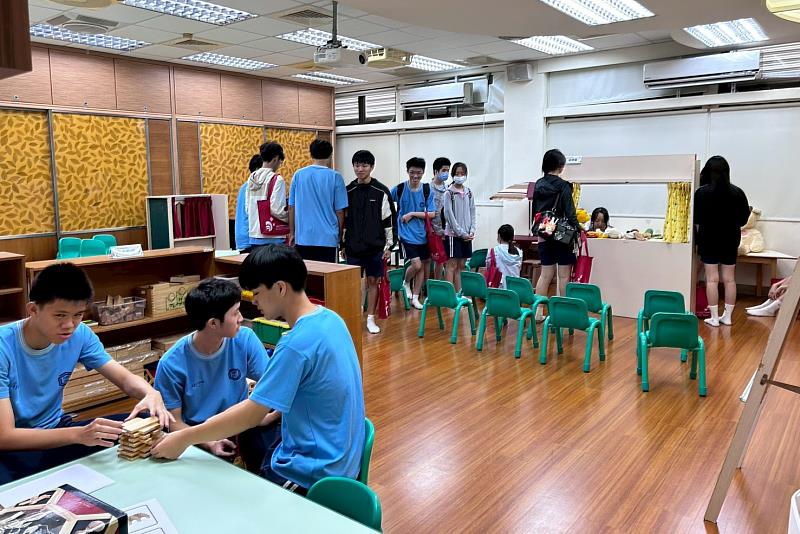 南大幼兒教育學系教具室參訪，學生了解教學設計與幼教實務運作模式。