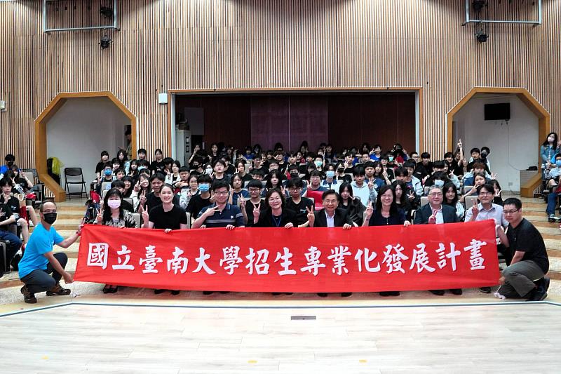 南大開放校園迎接德光高中 實地導覽展現學系教學特色