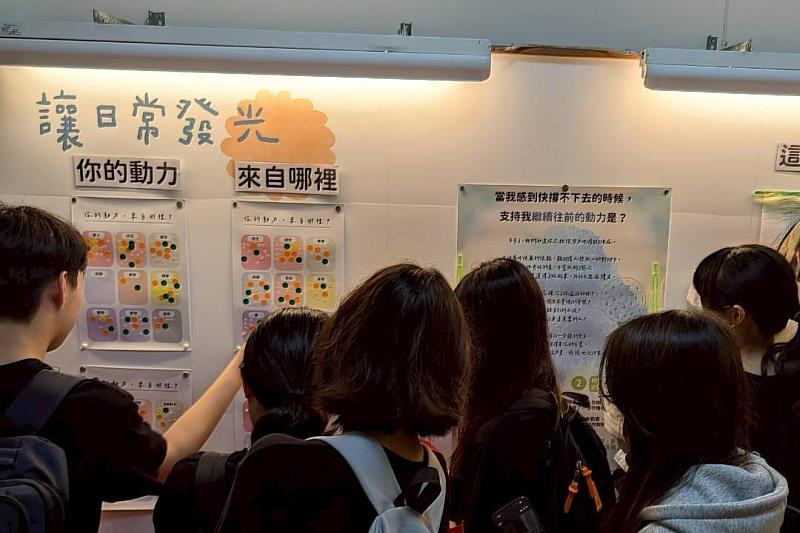 南大諮商輔導學系導覽活動，學生走入專業空間，體驗心理輔導學習環境。