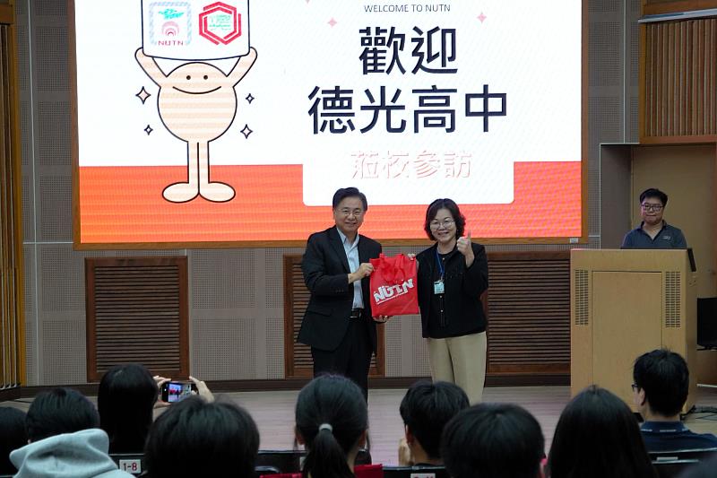 南大副校長李建億到場致意，歡迎德光高中師生走進校園，開啟大學學習探索之旅。