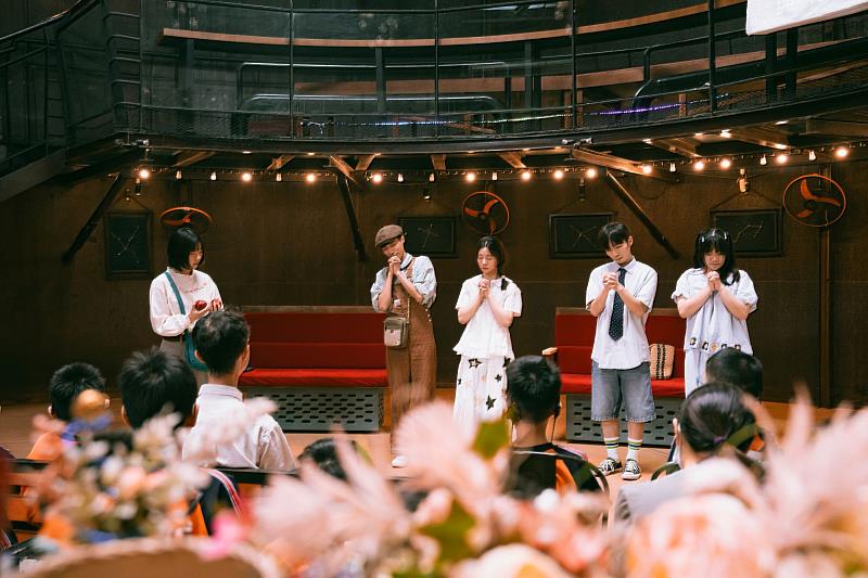 南大戲劇創作團隊帶領觀眾進入《銀河鐵道之夜》，與演員一同祈禱，感受共融劇場跨越感官的細膩交流。（照片由田喬恩先生攝影）