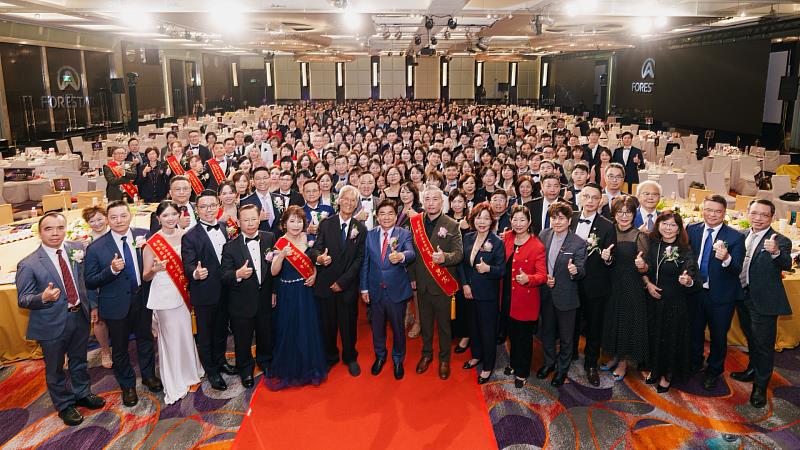 富士達保經舉辦「2025年度榮譽會暨20週年慶感恩晚宴」,總裁梁家駒、董事長廖學茂與現場頂尖業務菁英榮耀合影。