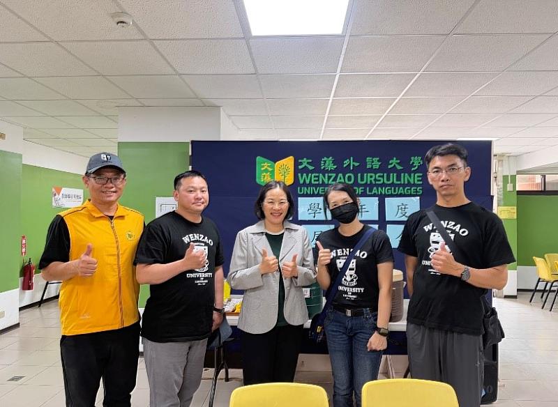 文藻外大租屋媒合活動由學生事務處統籌辦理，陳郁君學務長（中）與軍訓室林志憲主任（左2）到場關心。