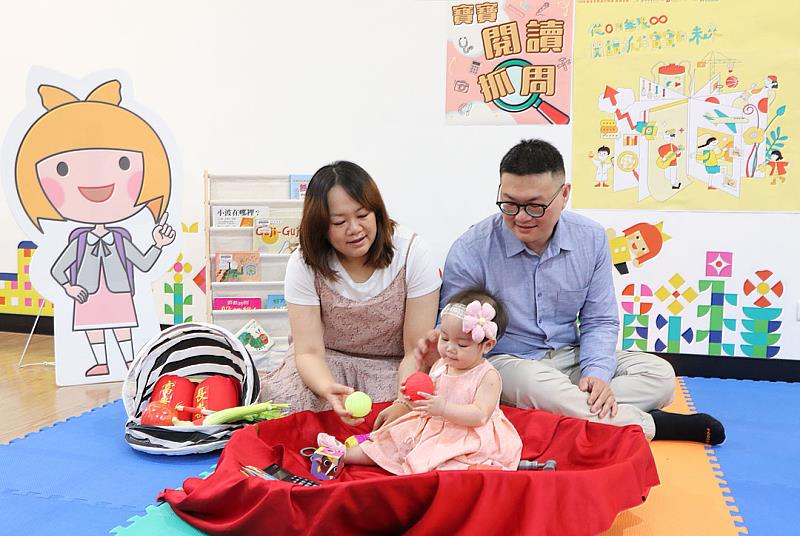 新北市立圖書館「寶寶抓周爬行大挑戰」,結合近年來風行的周歲派對,透過趣味的親子活動,為寶貝留下美好的成長紀念,同時讓父母親體驗親子共讀的美好。