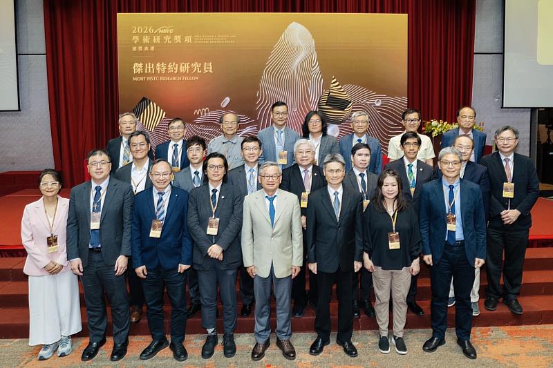 國科會日前舉行「2026學術研究獎項頒獎典禮」，今年全台僅35位學者獲得「傑出特約研究員獎」，何萬順教授以語言學研究貢獻獲此殊榮。（圖轉自國科會）