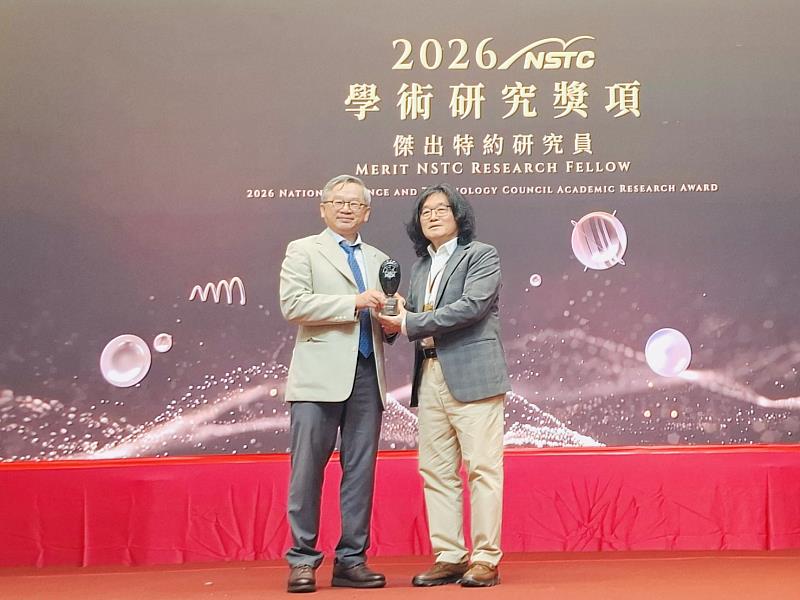 東海大學外文系何萬順教授 奪國科會最高榮譽「傑出特約研究員獎」