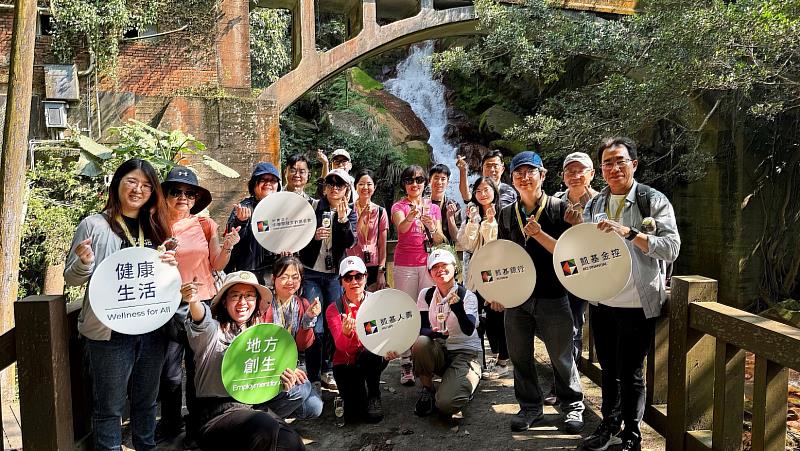 凱基金控KGI Walker結合地方創生元素,在地方創生團隊帶領下,同仁走訪陽明山「藍寶石秘境」,將健走體驗延伸為支持地方永續的實際行動。