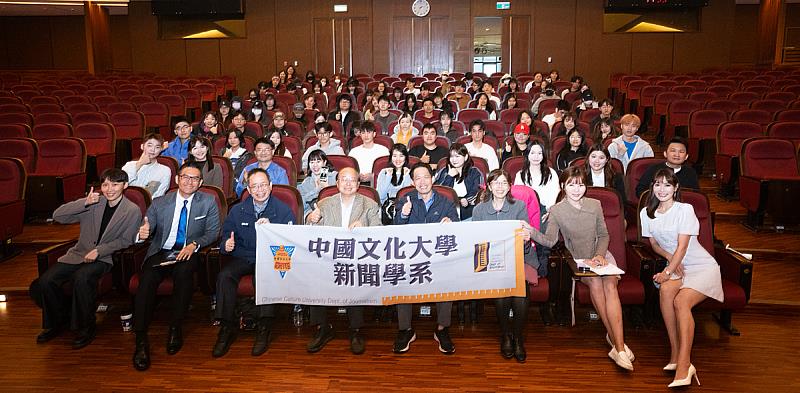 校友與在學學生合影留念，世代交流凝聚情誼，展現華岡新聞人傳承精神。
