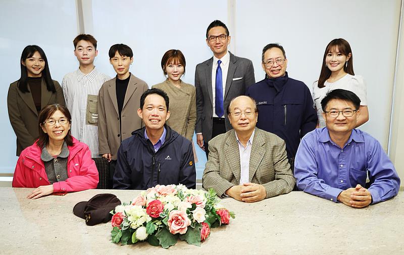 校友返校與師長合影留念，重溫師生情誼，見證新聞系人才培育與世代傳承。