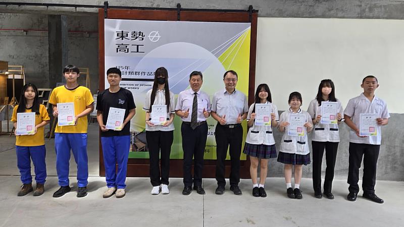 115年東勢高工設計群學生作品展開幕頒獎合照。