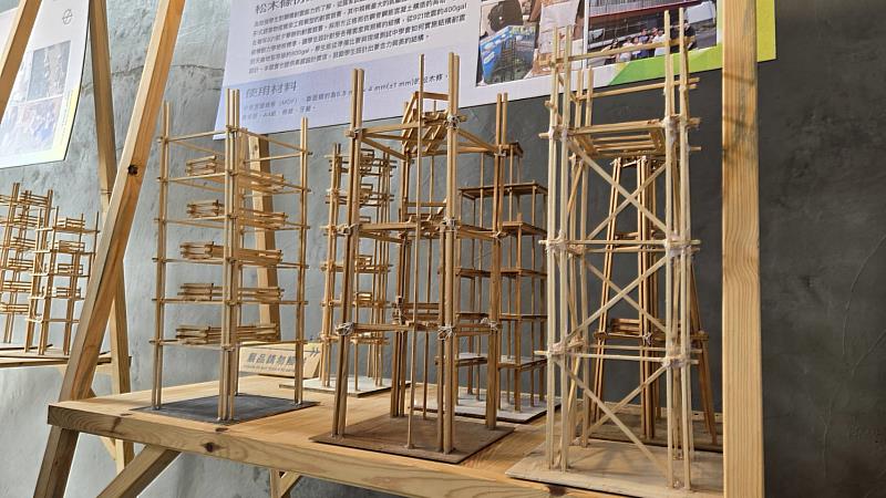 建築科松木條仿鋼構建築耐震模型。
