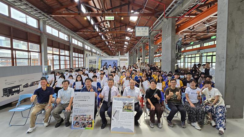 115年東勢高工設計群學生作品展開幕大合照。
