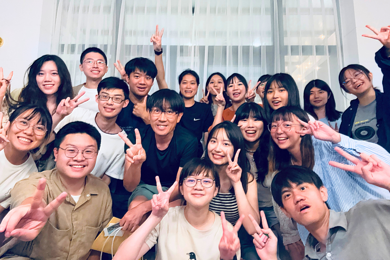 Associate Professor Ming-Chia Li and members of his research team at NYCU. The study was conducted in collaboration with researchers from Osaka Institute of Technology in Japan.
